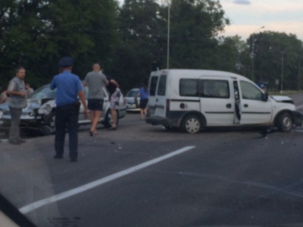 Аварія на Волині: зіткнулись дві автівки і автобус. ФОТО