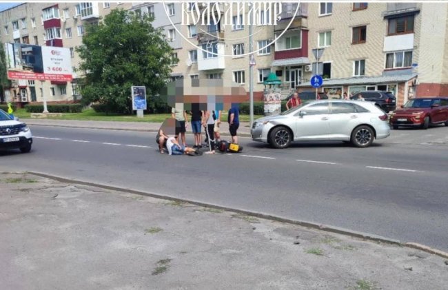 На Волині Toyota зіткнулася зі скутером, одного з учасників ДТП забрала швидка