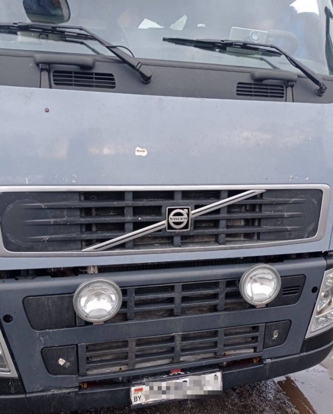 Через волинський кордон хотіли перевезти контрабанду у вантажівках. ФОТО