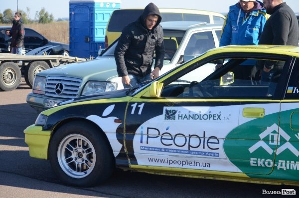 Під Луцьком відбувся чемпіонат з дрег-рейсингу. ФОТО