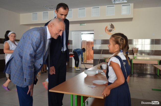 Кольорові стіни, ігрова кімната і басейн: луцька школа №27 зсередини. ФОТО