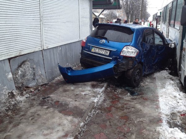 Аварія у Луцьку: авто в’їхало в тролейбус із пасажирами. ФОТО. ВІДЕО