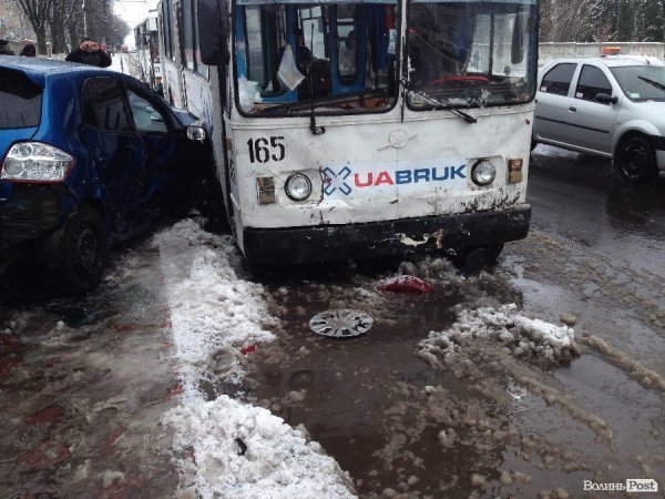 Аварія у Луцьку: авто в’їхало в тролейбус із пасажирами. ФОТО. ВІДЕО