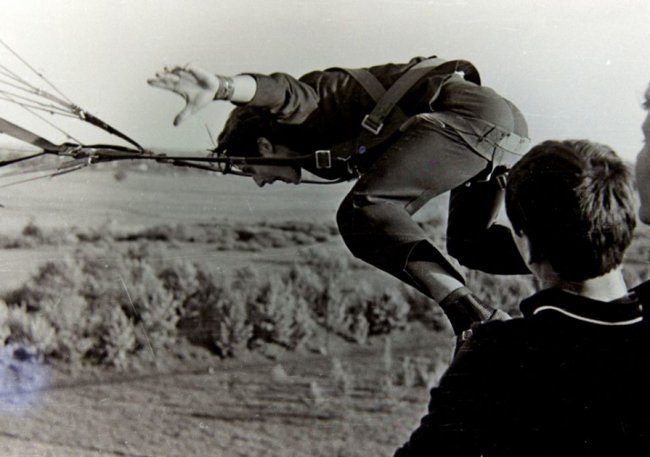 У центральному парку Луцька можна було стрибнути з парашутом. РЕТРОФОТО