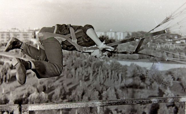 У центральному парку Луцька можна було стрибнути з парашутом. РЕТРОФОТО