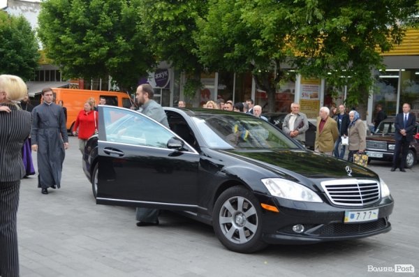 Патріарха Філарета зустрічали у Луцьку паляницею і квітами 