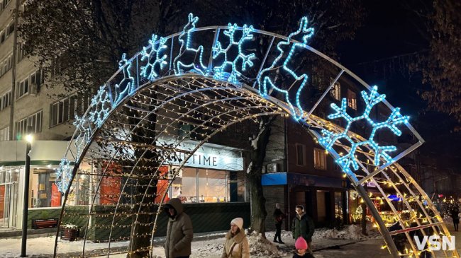 Усе сяє: як у Луцьку в темну пору доби виглядає новорічна ілюмінація
