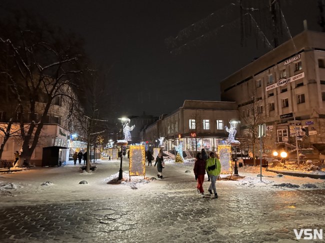 Усе сяє: як у Луцьку в темну пору доби виглядає новорічна ілюмінація