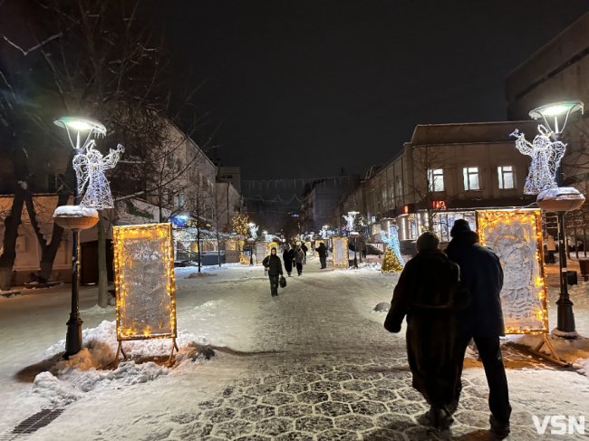 Усе сяє: як у Луцьку в темну пору доби виглядає новорічна ілюмінація