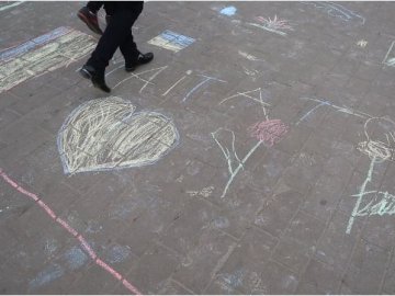 Малюю для тата: у Луцьку діти загиблих воїнів малювали на асфальті