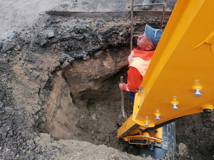 У Луцьку комунальники два дні шукали прихований порив водогону на Винниченка 