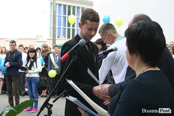 Останній дзвінок у луцькій школі №1. ФОТО