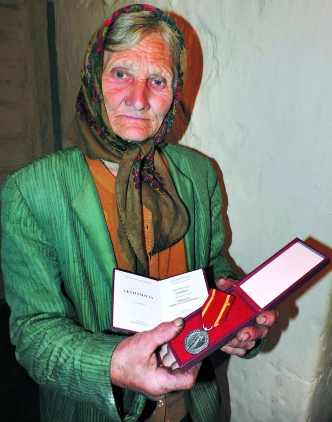 Бабуся з Волині отримала медаль від польського президента