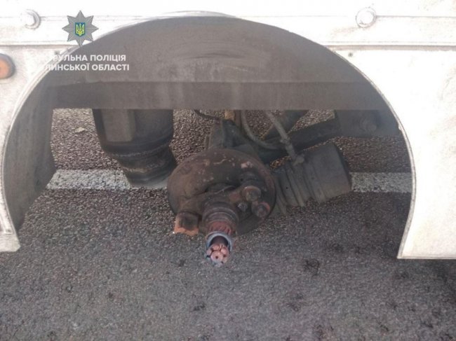 На трасі «Київ-Ковель-Ягодин» у вантажівки на ходу відлетіло колесо. ФОТО