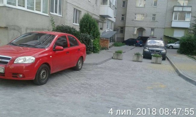 Муніципали зносять паркани та обмежувачі руху у Луцьку. ФОТО