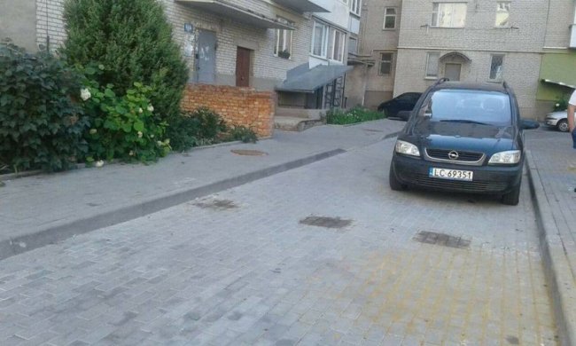 Муніципали зносять паркани та обмежувачі руху у Луцьку. ФОТО