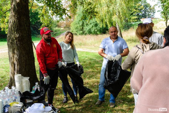 «Ми можемо прибрати, а ви хоча б не смітіть»: як у Луцьку розчищали парк на Потебні