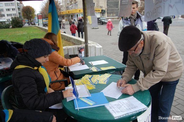 Євромайдан у Луцьку: день другий. ФОТО. ВІДЕО 