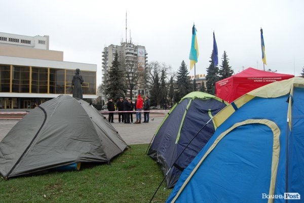 Євромайдан у Луцьку: день другий. ФОТО. ВІДЕО 