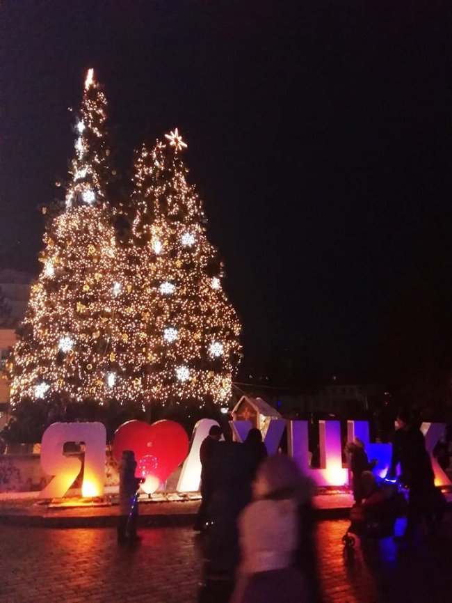У Луцьку встановили нову святкову ілюмінацію. ФОТО