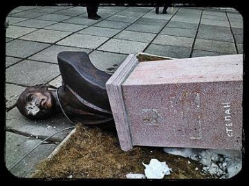 На Львівщині зруйнували пам'ятник Бандері