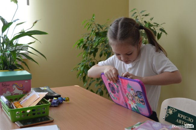 Кольорові стіни, ігрова кімната і басейн: луцька школа №27 зсередини. ФОТО