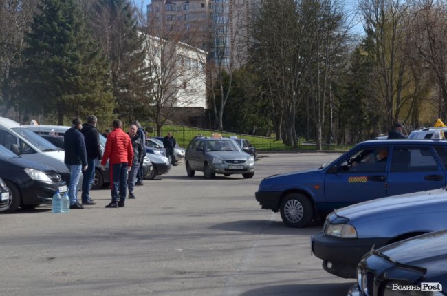 У Луцьку влаштували масову дезінфекцію таксі. ФОТО