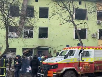 У Маріуполі російські окупанти обстріляли пологовий: є загиблі 