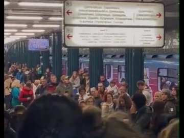 У Києві, ховаючись від ракетних ударів, люди співали пісні. ВІДЕО