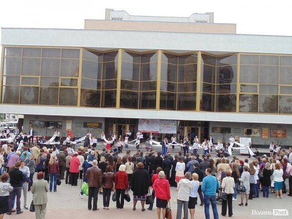 «Єдина країна»: флешмоб у центрі Луцька. ФОТО