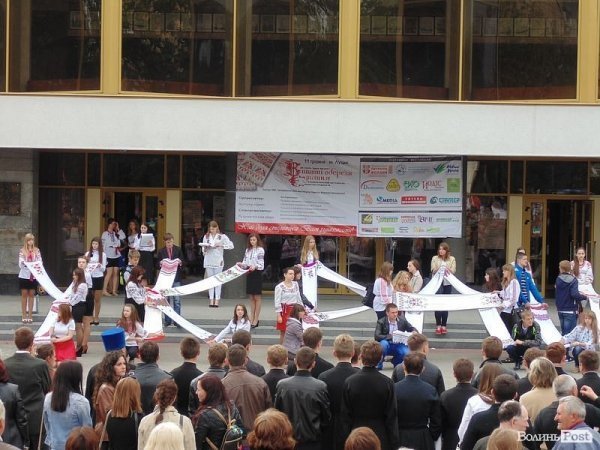 «Єдина країна»: флешмоб у центрі Луцька. ФОТО