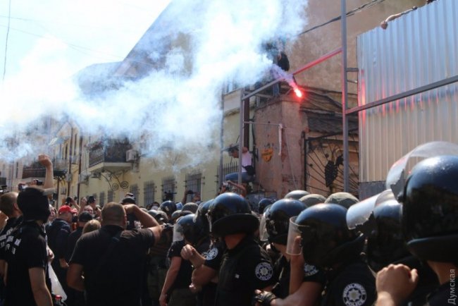 В Одесі сталася масова бійка через будинок-стіну