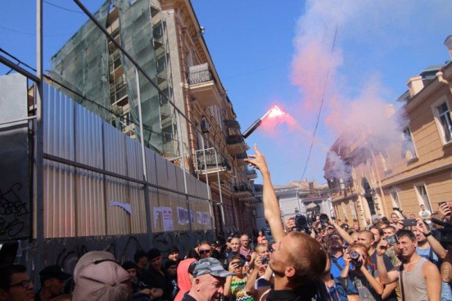 В Одесі сталася масова бійка через будинок-стіну