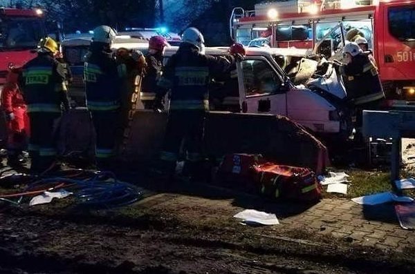 Бус врізався в лісовоз: у Польщі в аварії загинули українці