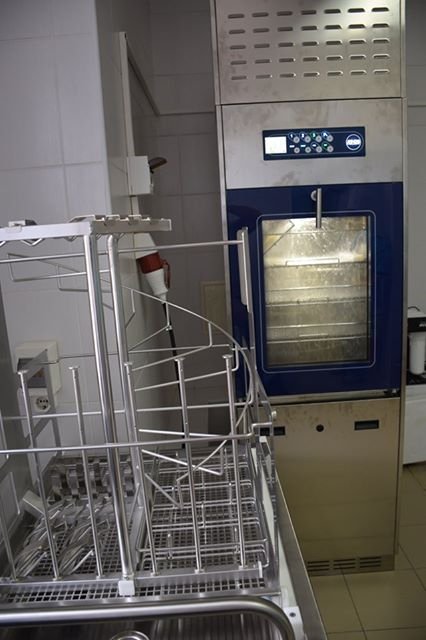 «Подібної техніки не було»: у луцькій лікарні запрацювала машина, яка миє та дезінфікує інструменти. ФОТО