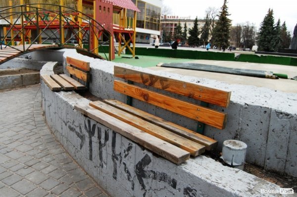 У центрі Луцька  демонтовують дитяче містечко і збираються зняти бруківку