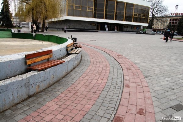 У центрі Луцька  демонтовують дитяче містечко і збираються зняти бруківку