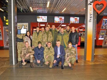 Кіно й розваги: у Луцьку благодійники організували для бійців емоційну реабілітацію