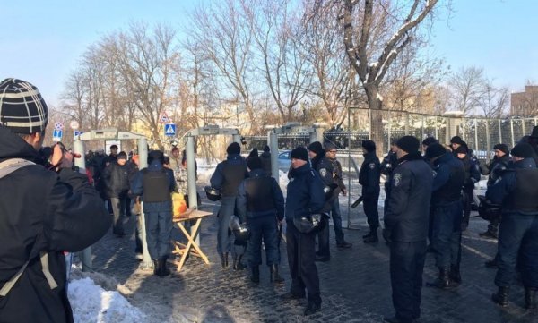 У Києві біля Ради - рамки-металошукачі та проплачені мітингувальники, - волинський волонтер