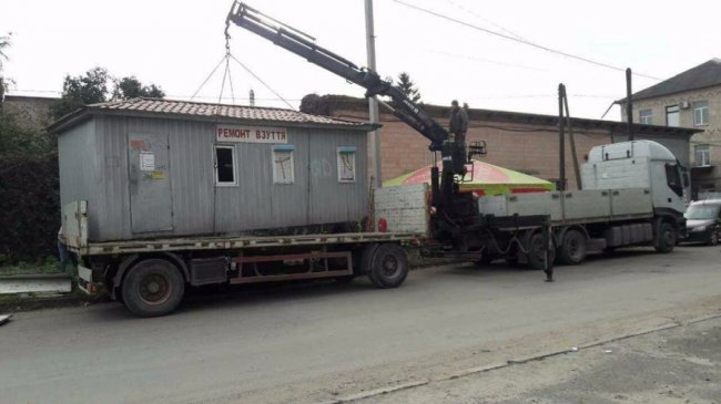 У Луцьку демонтували «взуттєвий» кіоск 