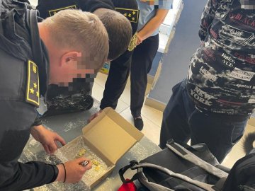 На «Ягодині» затримали кур'єра, який хотів вивезти за кордон ювелірні прикраси часів Скіфської доби. ФОТО