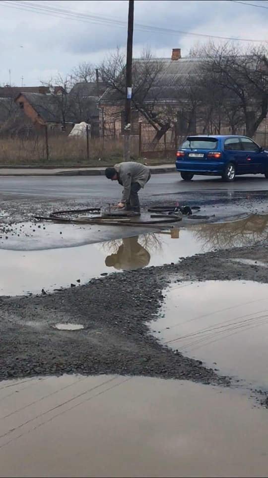 На одній з вулиць Луцька посеред дороги незаконно зливали нечистоти. ФОТО