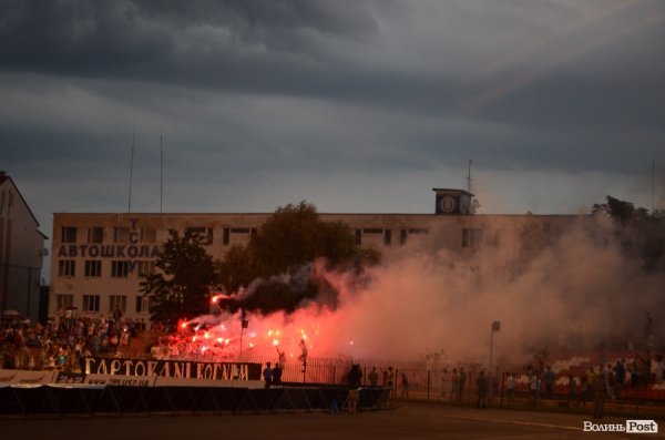 «Волинь» – «Шахтар»: як лучани вболівали на «Авангарді». ФОТО