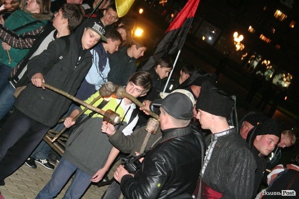 У Луцьку відбулася смолоскипна хода на честь ювілею УПА. ФОТО