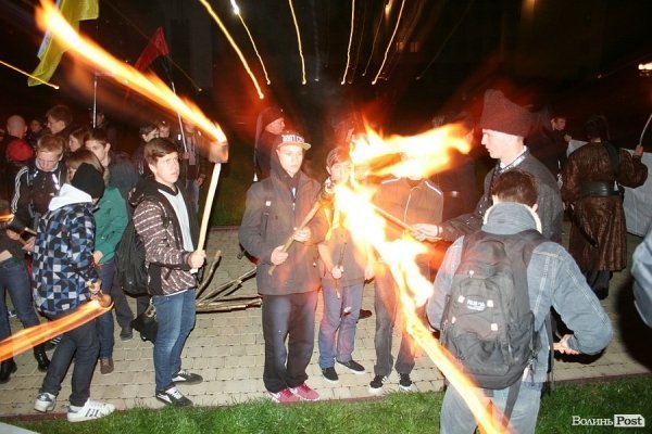 У Луцьку відбулася смолоскипна хода на честь ювілею УПА. ФОТО