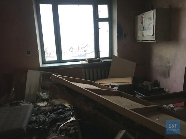 Порожні пляшки, недопалки та антисанітарія: у квартирі у Нововолинську влаштували притон. ФОТО. ВІДЕО