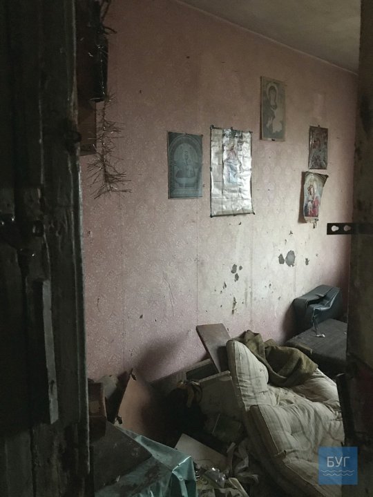 Порожні пляшки, недопалки та антисанітарія: у квартирі у Нововолинську влаштували притон. ФОТО. ВІДЕО