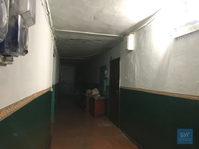 Порожні пляшки, недопалки та антисанітарія: у квартирі у Нововолинську влаштували притон. ФОТО. ВІДЕО