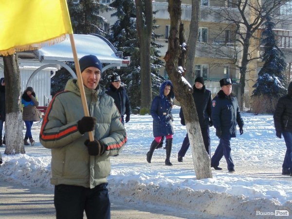 Євромайданівці колоною пройшлися центральною вулицею Луцька. ФОТО