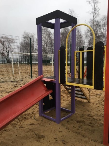 У Ковелі невідомі розтрощили дитячий майданчик. ФОТО